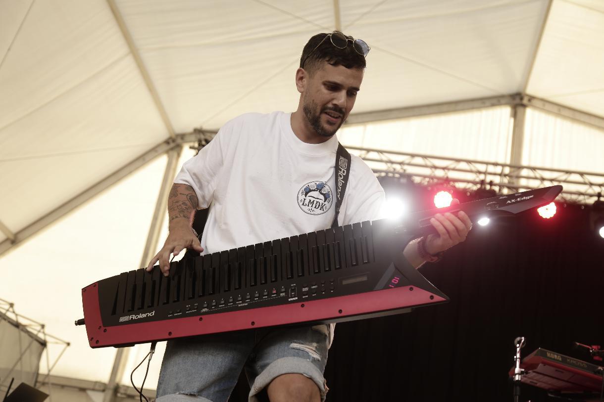 Pedro Miguel Garrido tocando el keytar en directo